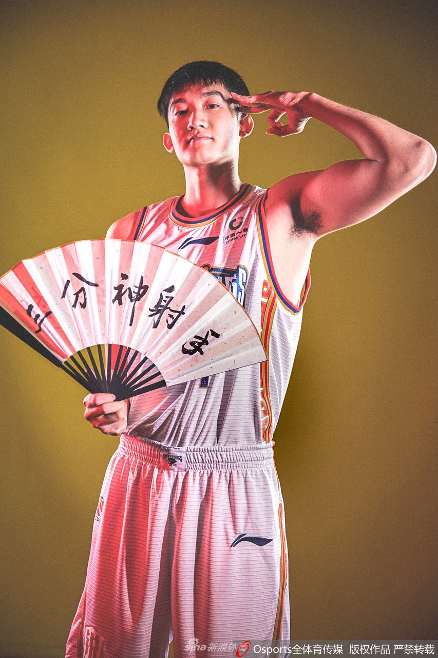 年轻新星赵柏清目光炯炯有神，身着潮流服饰，背景的光影交错间，尽显新生代球员的朝气与无限潜力。