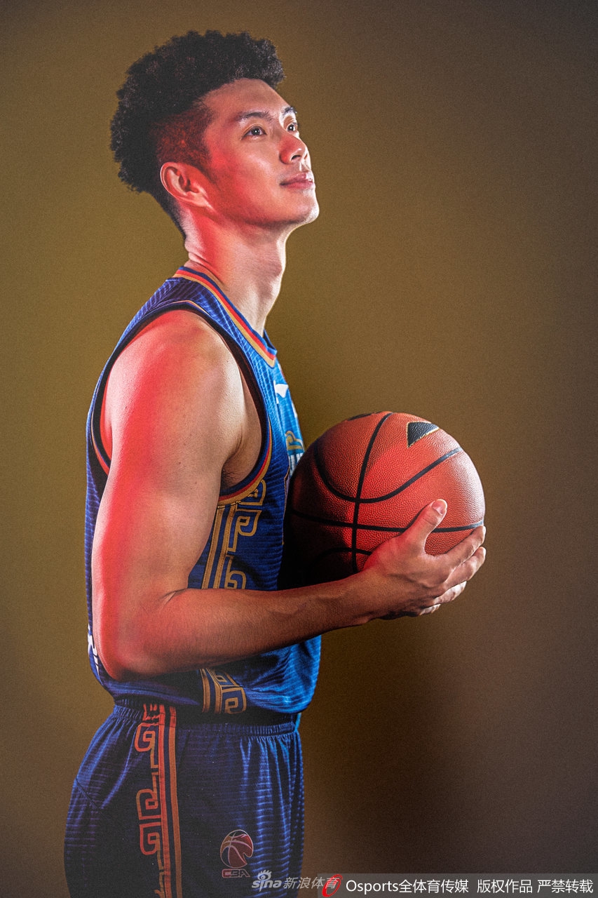 后卫邬挺嘉单手抓球，眼神望向远方，画面定格在他自信微笑的瞬间，仿佛预示着已经准备好在新赛季的舞台上大放异彩。