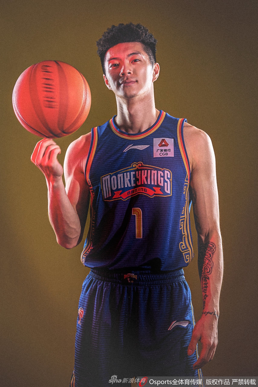 内线悍将刘东双臂交叉置于胸前，背景的赛博朋克风格光影勾勒出他强健的肌肉线条，彰显着守护禁区的决心与力量。