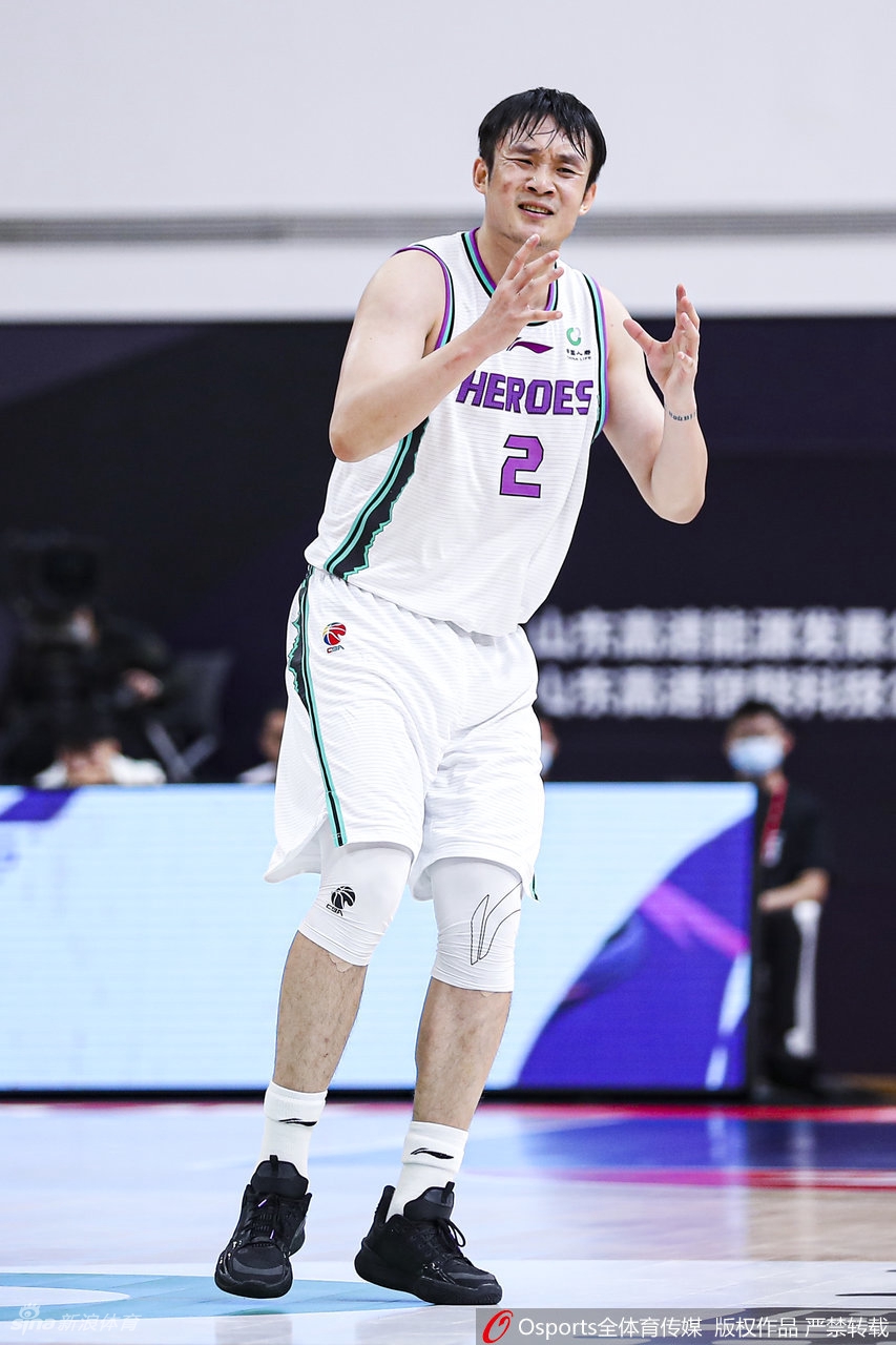 乔文瀚拉杆上篮如飞燕掠水，在空中巧妙躲过封盖，展现极佳的身体控制力。