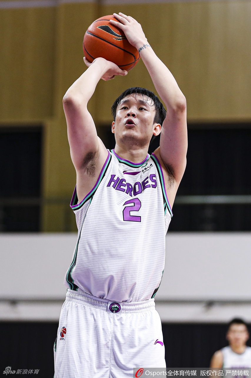陈培东快攻中疾驰如风，面对空篮轻盈挑篮，青春风暴势不可挡。