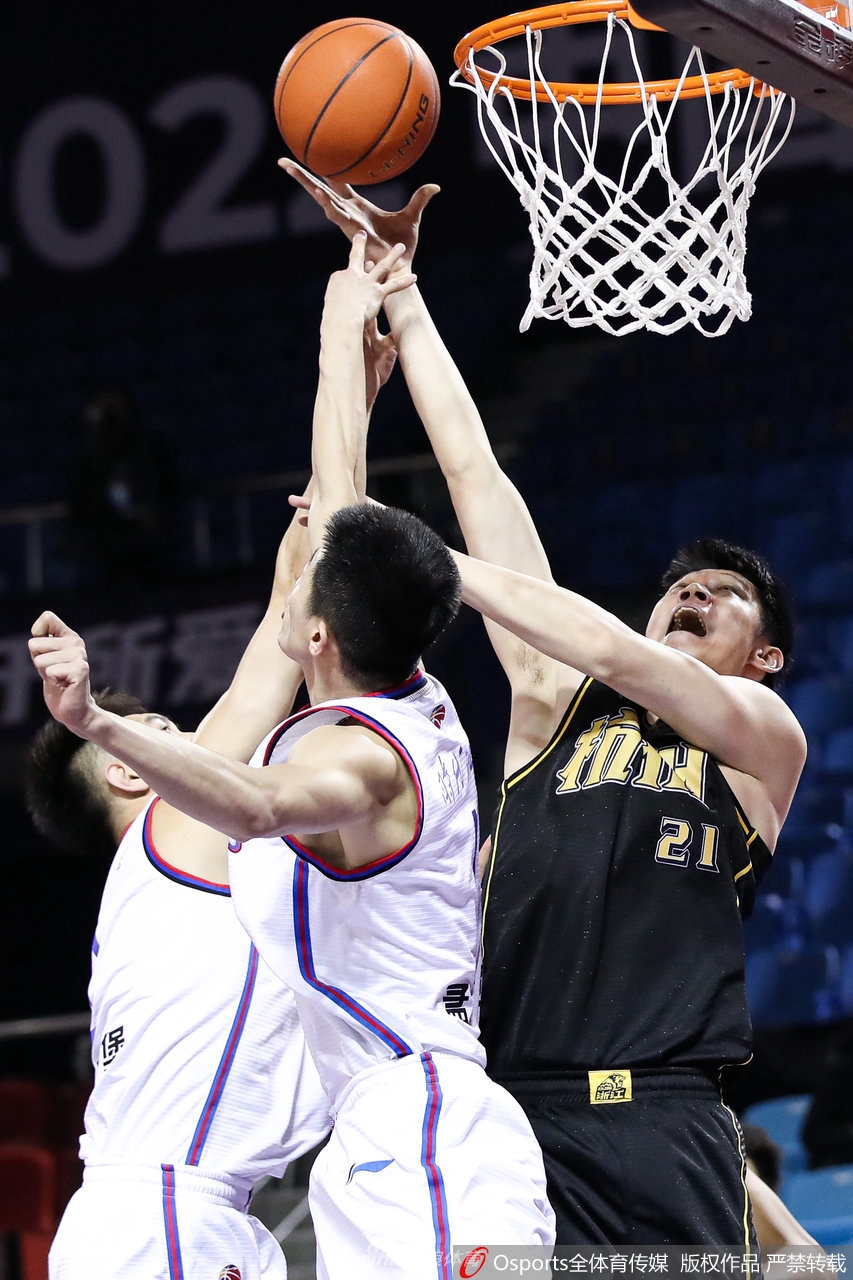 外援琼斯犹如一辆重型坦克般杀入禁区,扛着防守球员的强力干扰,依然凭借出色的核心力量将球稳稳放入篮筐,这次强打淋漓尽致地展示了他的身体天赋。