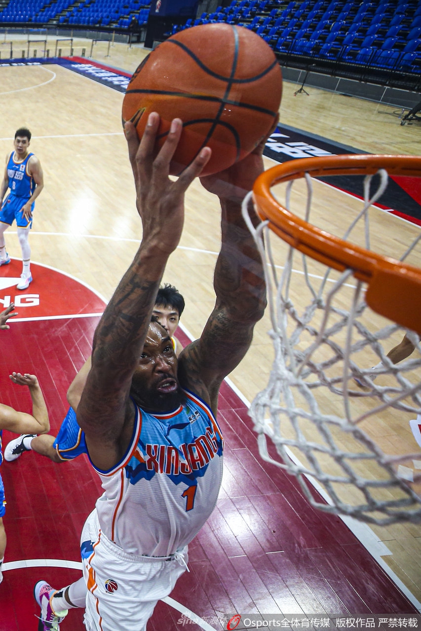 新疆队外援摩尔特里在青岛队多人围剿之下，依然凭借强悍的身体素质完成单手上篮，仿佛一辆重型坦克碾过禁区，势不可挡。