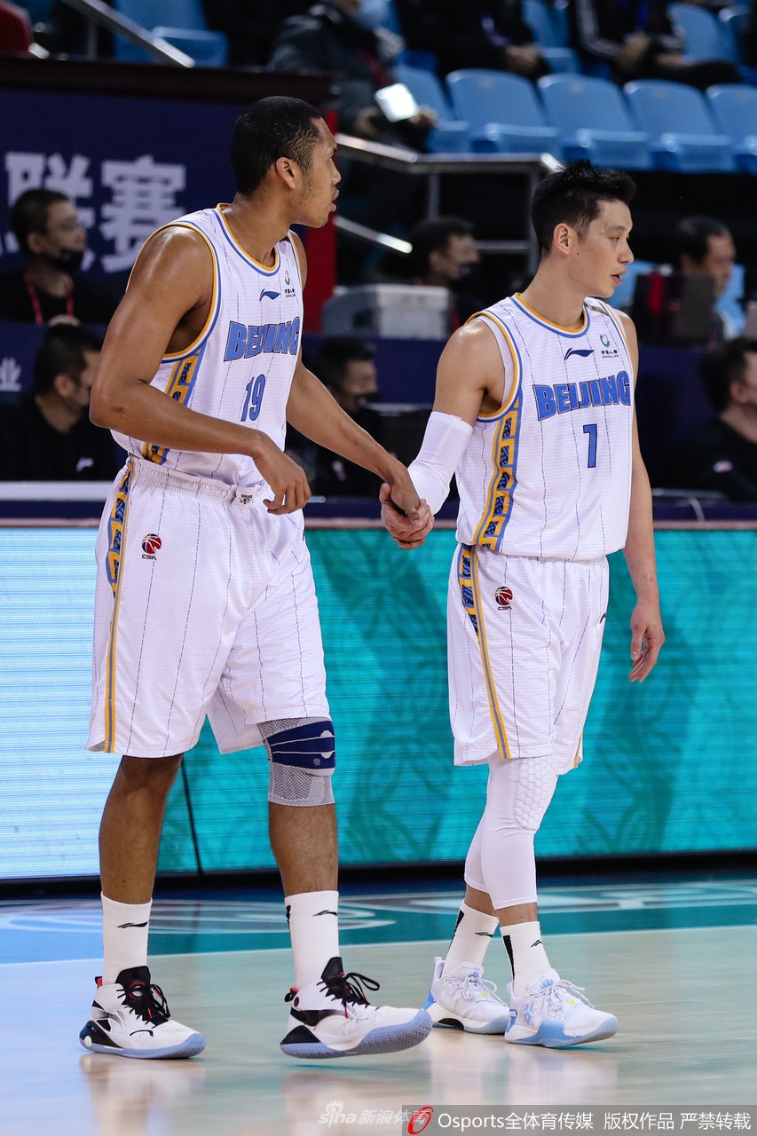 吉林队姜宇星空切至篮下，接球后奋力跃起上篮，但他的身边紧跟着北京队的防守球员。这惊险的一瞬间，展现了他在逆境中依然不放弃每一次进攻机会的拼搏精神。