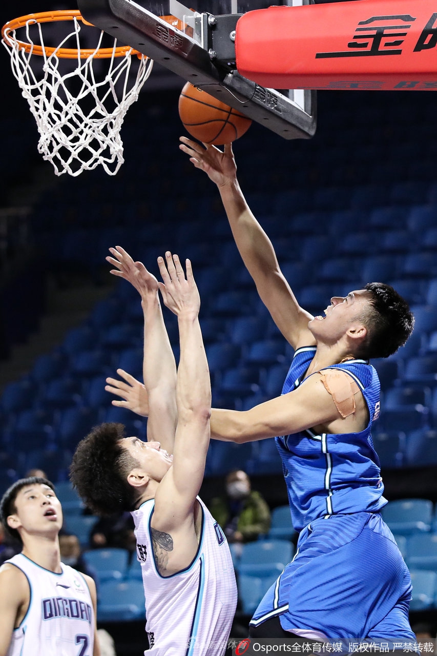 四川队年轻球员张殿梁在场上眼神坚毅，积极卡位拼抢，他的每一次卡位和跑动，都预示着球队未来的无限希望