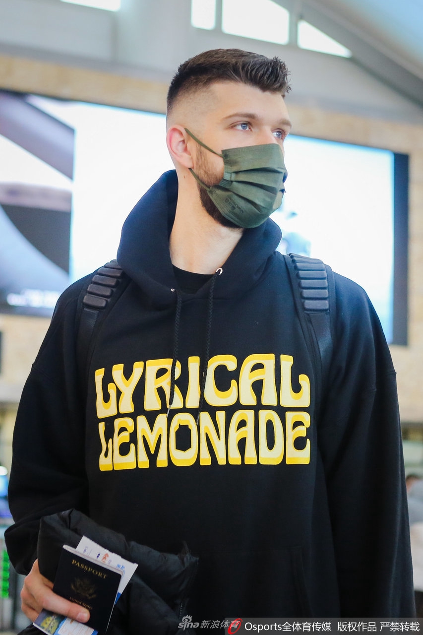 一张黑白风格的抓拍,突出了光影的对比。吴前正在低头整理着肩上的双肩包,背包带上的浙江队队标在光线照射下若隐若现,他微微抿起的嘴唇,透露出一股即将踏上征途的坚毅。