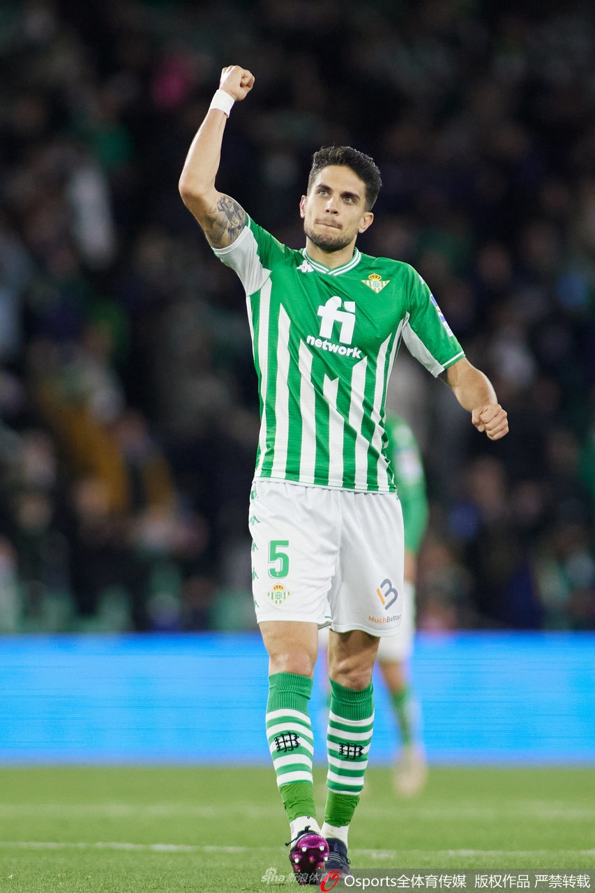 马竞主帅迭戈·西蒙尼在场边激情指挥，标志性的握拳动作彰显其对胜利的渴望。