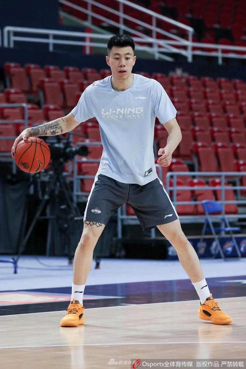 杨鸣背身单打认真防守的赵继伟，昔日亚洲第一前锋用扎实的篮下脚步和核心力量给小兄弟们上对抗，仿佛回到了球员时代