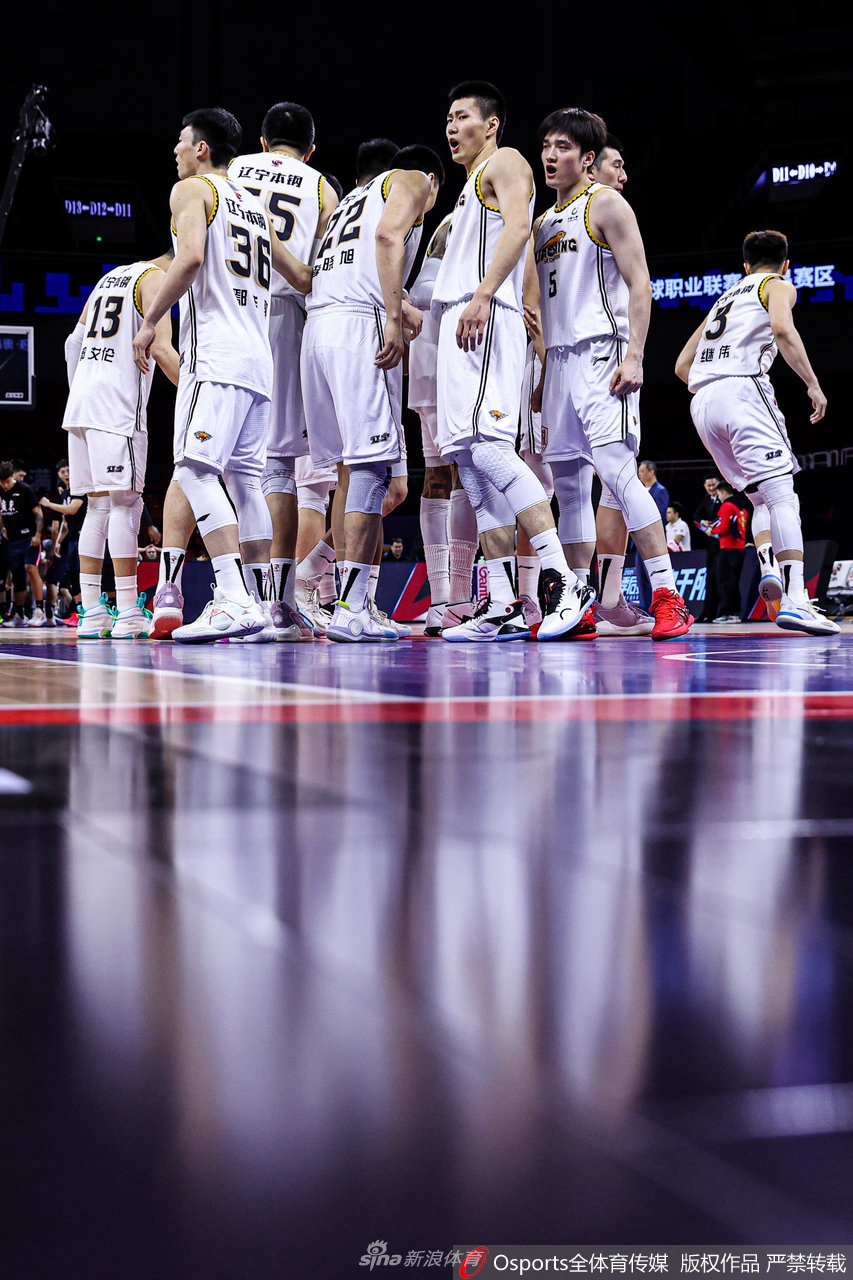 夺冠后的韩德君像大家长一样挨个摸着年轻队员们的头，眼神里满是慈爱与骄傲，小将们则乖巧地围在他身边，仿佛在听家里的长辈讲述过去的故事