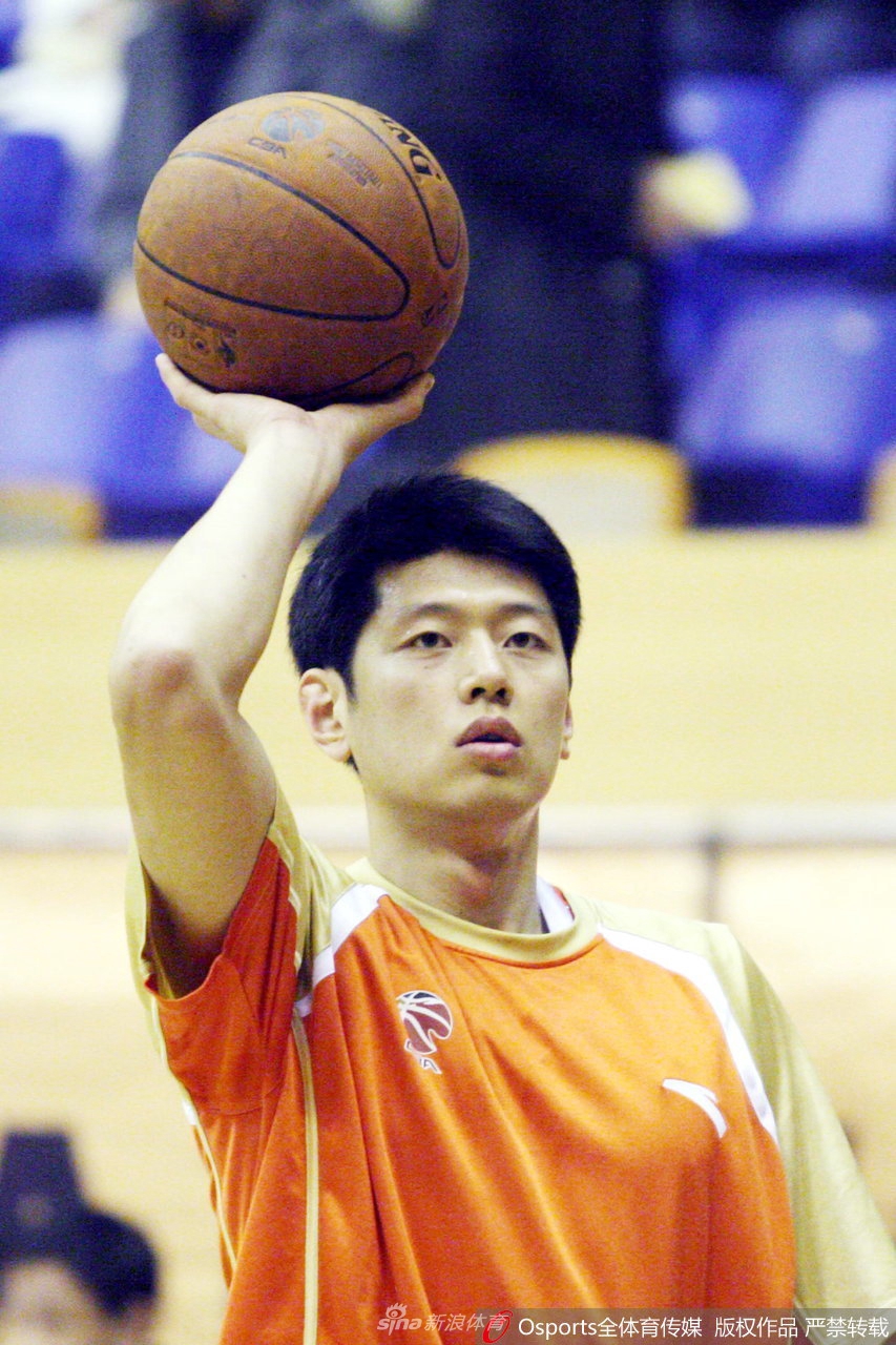 早年训练场上的莫科青涩稚嫩，汗如雨下地专注运球，阳光透过窗户洒在他身上，记录下了这位未来之星默默打磨技术的起点。