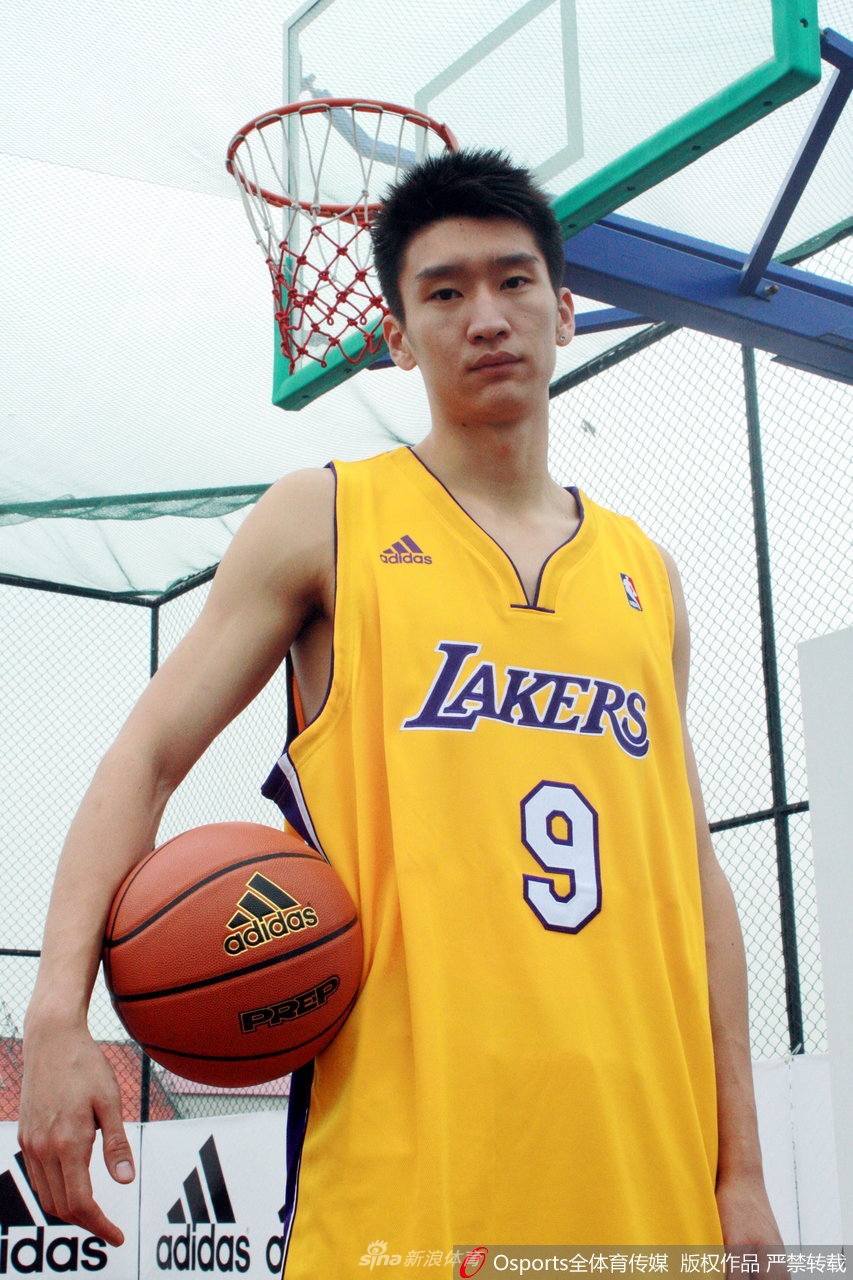 年幼的孙悦身着白色毛衣，头戴一顶稍显宽大的军官帽，圆嘟嘟的脸庞上洋溢着天真无邪的笑容，眼神清澈明亮，仿佛对未来的篮球世界充满了无限的好奇与憧憬。