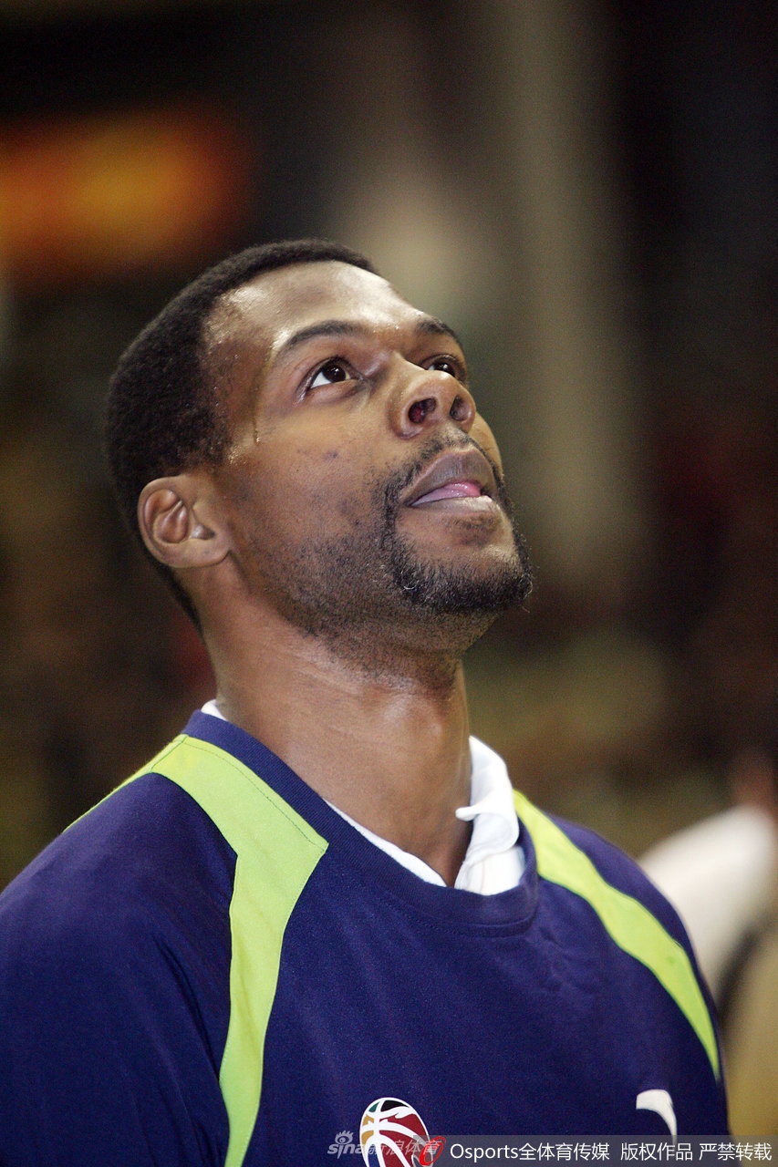 罗德飞身跃起,双手大力灌框,他曾在2001年全明星扣篮大赛上夺冠,用劲爆的身体素质诠释了什么叫做“飞翔的美洲虎”。