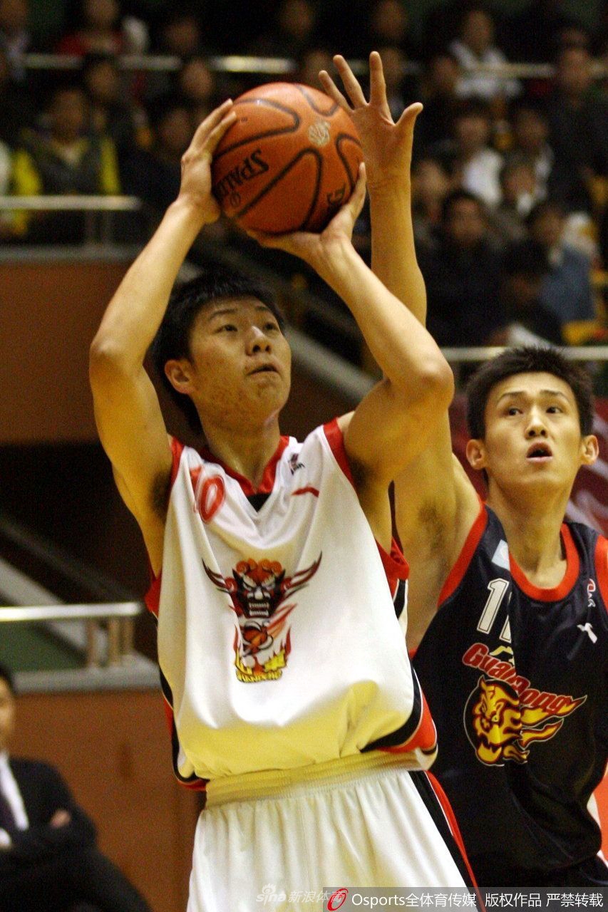 比赛中的李敬宇刚刚完成一次投篮出手，身体在空中舒展开来，手指依然指向篮筐的方向，定格了他作为射手最经典的瞬间。