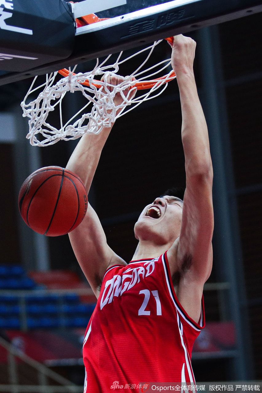 刘传兴在官方定妆照拍摄间隙，手持篮球，露出憨厚而坚定的笑容，背后的摄影棚灯光将他的轮廓勾勒得格外清晰，充满了对未来的期待。