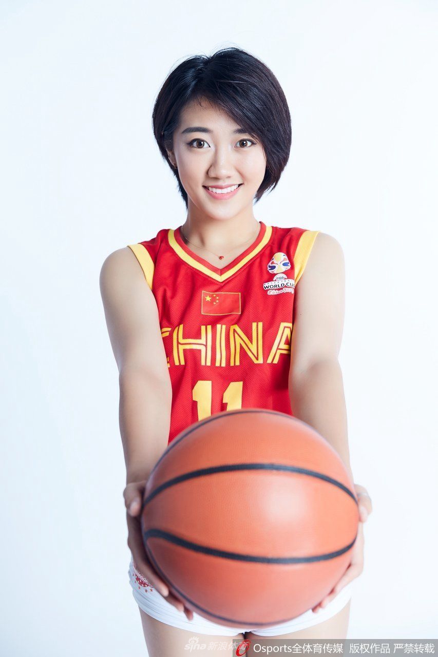 在柔和的逆光中,女孩双手举过头顶,比出一个大大的爱心轮廓,飞扬的发丝和自信的微笑定格了青春最美的模样,释放着无限的活力。