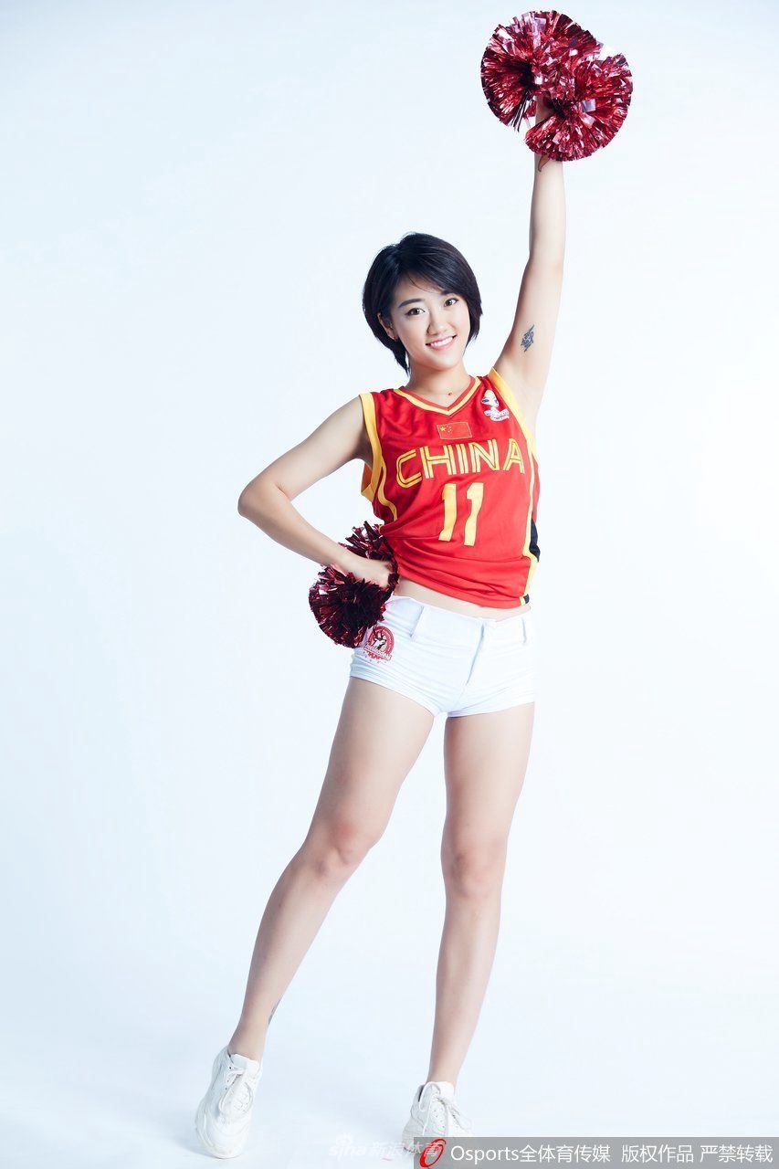 女孩手指轻抚脸颊,眼眸低垂含笑,两手的手腕在胸前轻轻靠拢,组合成一个若隐若现的心形,展现出一种温婉而坚定的加油姿态。