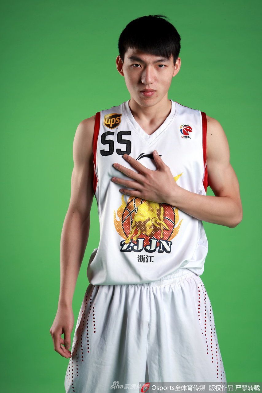 少年吴前眼神清澈，身着运动背心站在训练馆一角，额头还挂着细密的汗珠，那是梦想刚刚起航的模样。