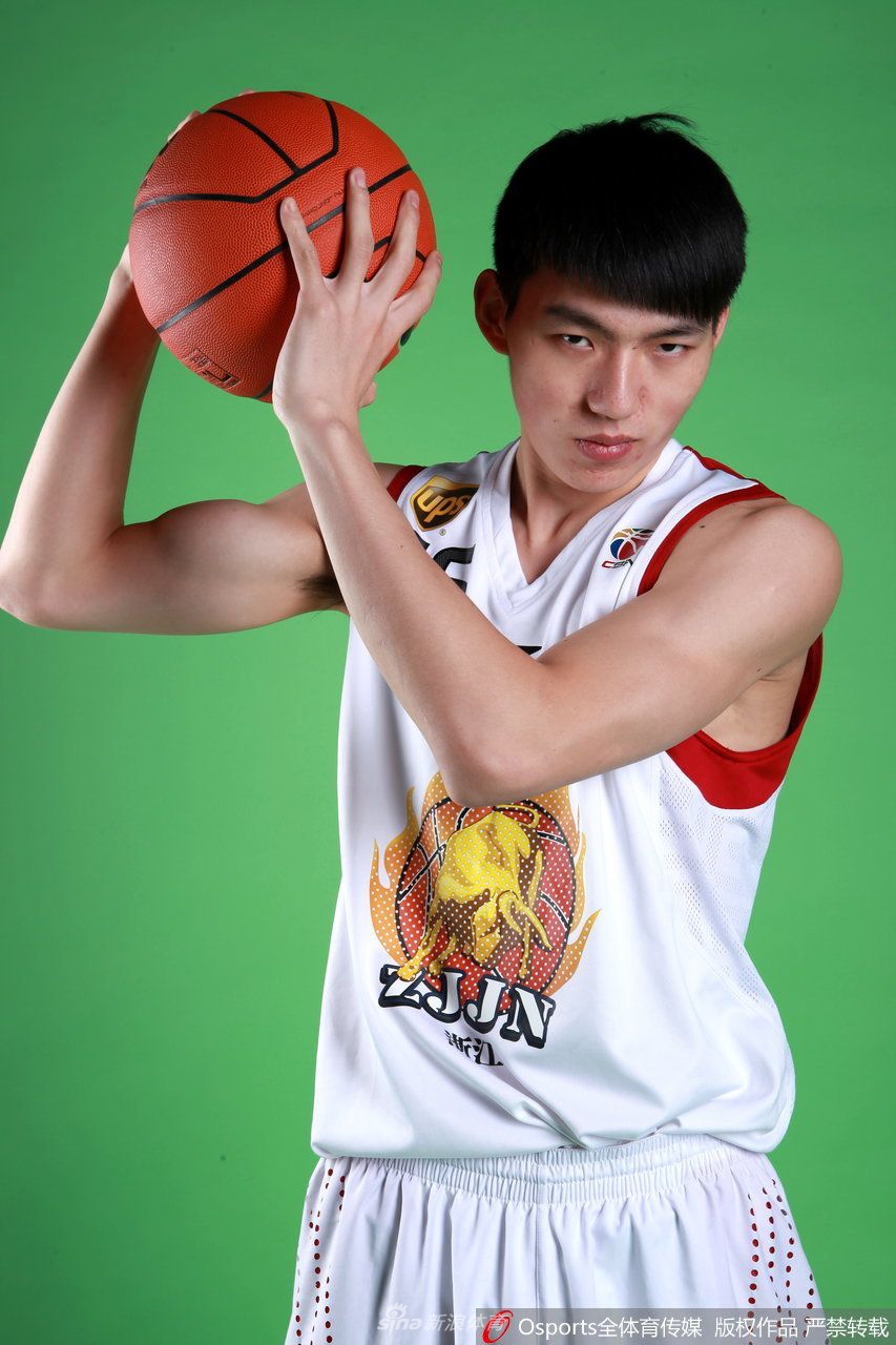 年轻的吴前在赛场上紧咬牙关突破防守，虽然脸庞还带着学生气的清秀，但肌肉线条已经展现出职业球员的硬朗，眼神里满是杀气。