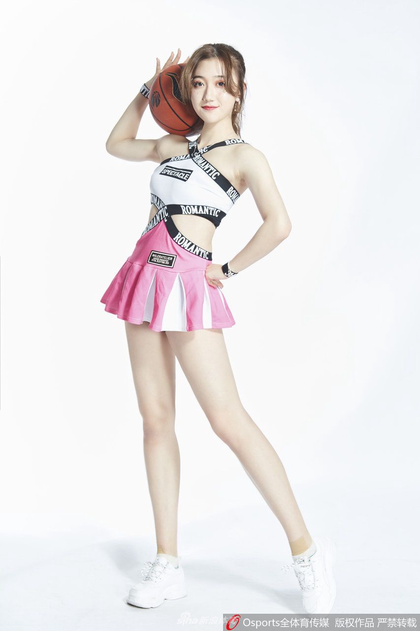写真中的篮球宝贝扎着清爽的高马尾,眼神坚定而明亮,在光影交错间展现出一种力量与柔美并存的气质,预示着她将用最有力的舞姿为中国队的每一次进攻喝彩。