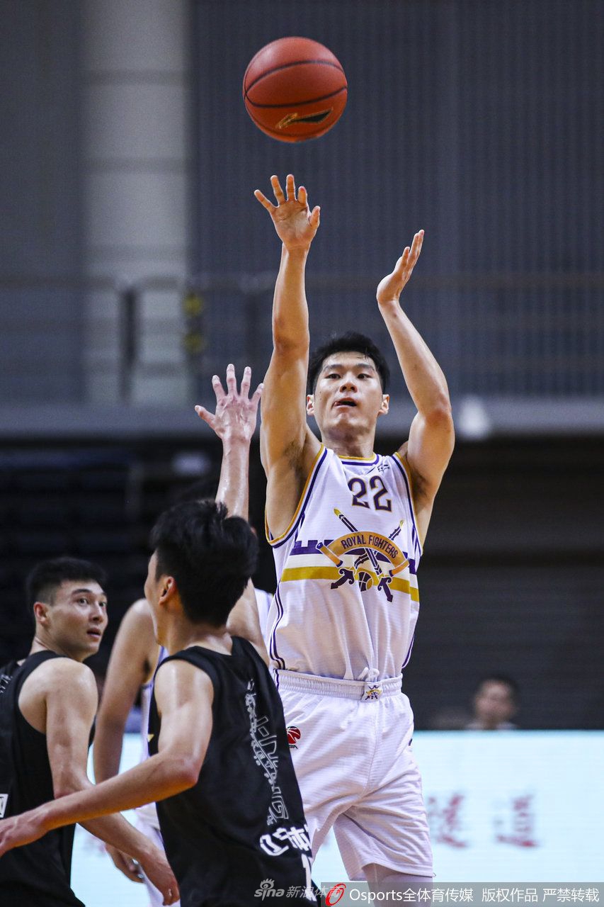 罗凯文迎着防守人封盖强势上篮，身体在空中舒展如弓，肌肉线条在球馆灯光下分明可见，展现着篮球运动的力量与美感。