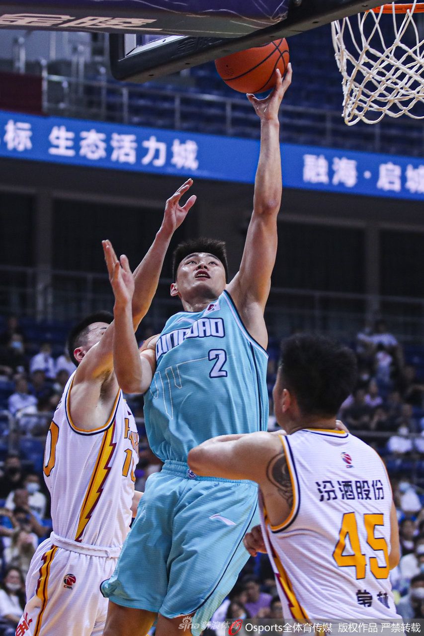 赛后颁奖仪式上，青岛队全体球员围在一起共同举起冠军奖杯，金色的纸屑漫天飞舞，将青岛国信体育馆的夜晚装点得无比辉煌。