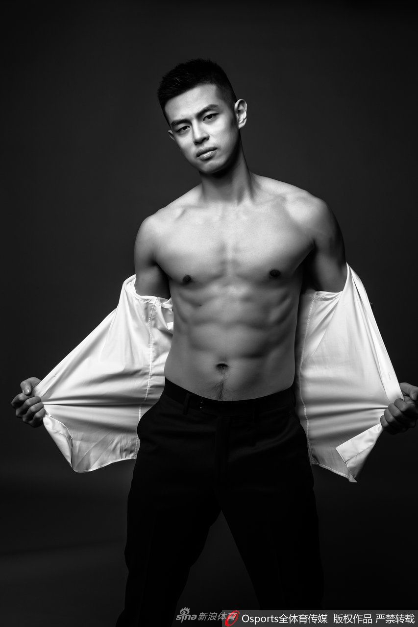 徐杰在隔离房间内赤膊示范腰腹训练,瘦削的身体上腹肌线条清晰,对着镜头露出标志性的可爱笑容,帅气又迷人