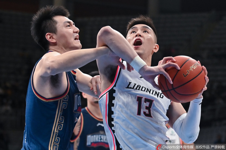 哈达迪内线高举高打，尽管韩德君全力顶防，但伊朗中锋依旧凭借经验柔和抛投