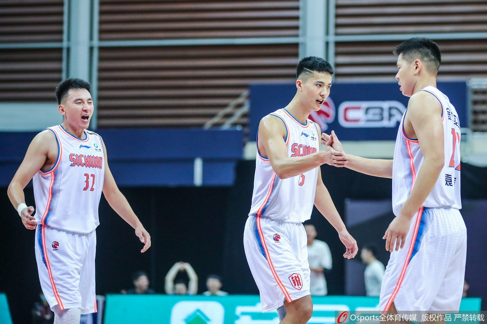 邹雨宸在北控内线以一敌二，面对四川队的双人包夹防守，他肌肉紧绷，奋力起跳，在身体对抗失去平衡之前，依然艰难地将球推向篮板，展现了力量型中锋的强硬本色。