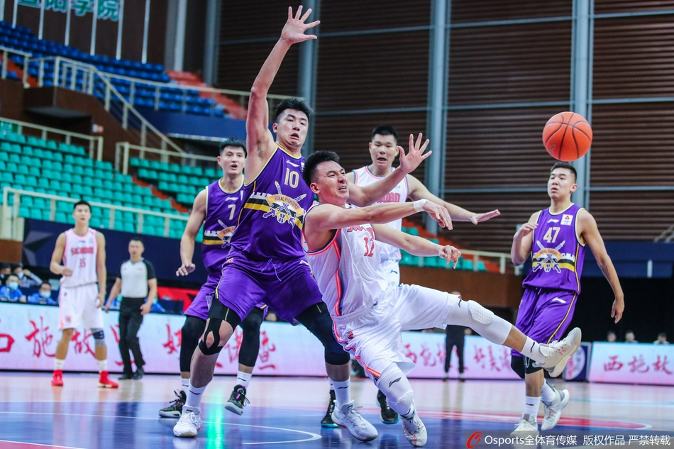 终场哨响后，四川队的球员们并没有因为一场季前赛的胜利而过度狂喜，他们只是简单地聚在一起，相互击掌鼓励，眼神中流露出的是对新赛季常规赛的无限憧憬和沉稳的备战心态。