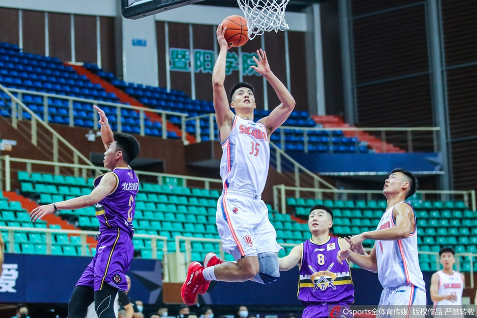 四川队的年轻小将张殿梁在错位面对北控防守球员时，坚决地持球突破，他的脸上写满了专注与果敢，这一步的跨越不仅是对防线的冲击，更是他个人职业生涯自信心的累积。