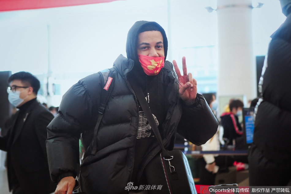 镜头拉近,吴前微微侧身,右手稳稳握笔,在一位小球迷高举的浙江队围巾上留下自己的名字,他的嘴角带着一抹淡淡的笑意,眼神中流露出对这份支持的珍视与感谢。