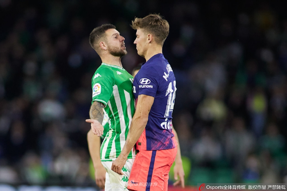 菲利克斯打入第二球后与队友相拥庆祝，他的梅开二度是马竞本场取胜的基石。