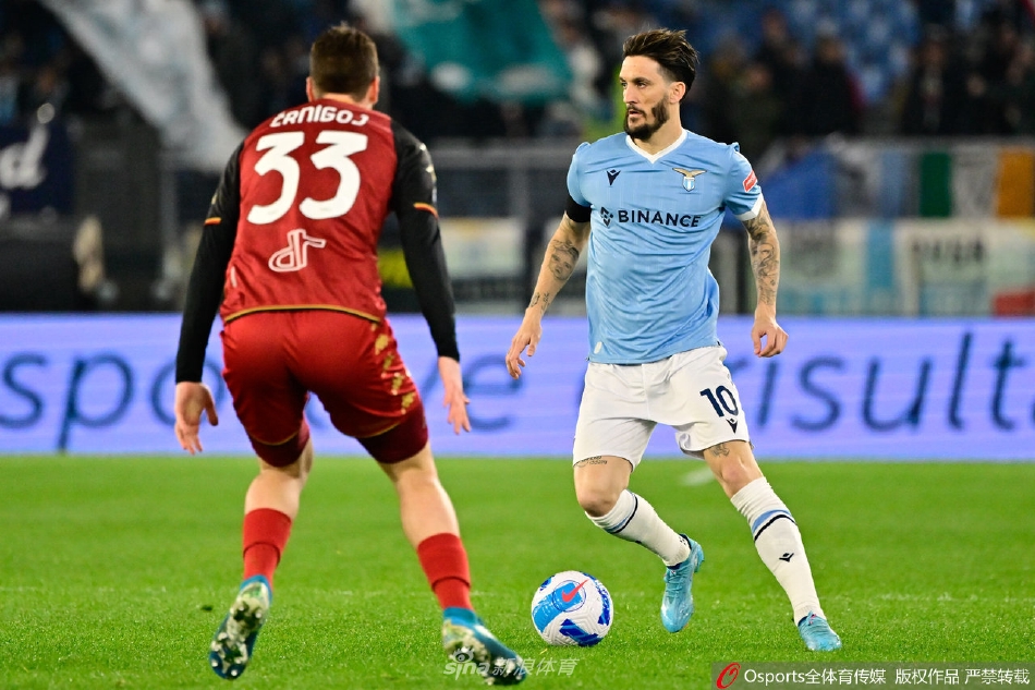 威尼斯门将马恩帕在比赛中飞身扑救，尽管未能阻止点球，但他在比赛中表现英勇