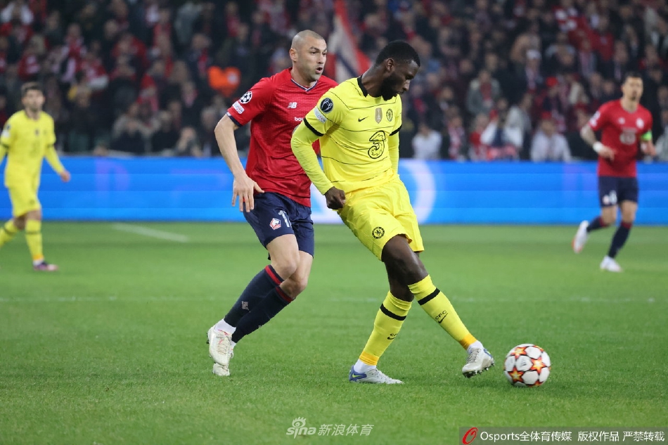 中场大师若日尼奥在比赛中观察局势，准备送出精准传球，他的视野是切尔西由守转攻的节拍器