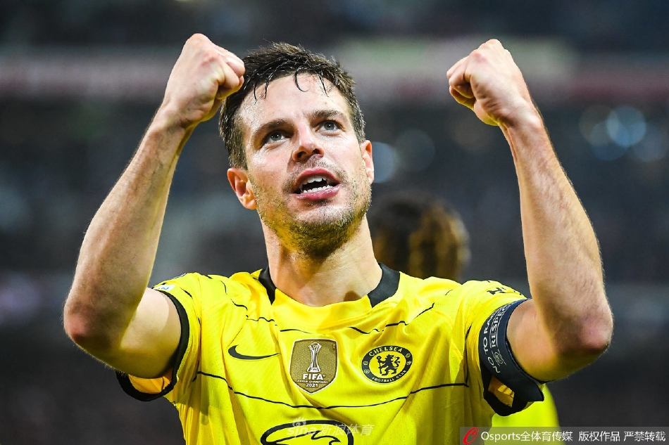 切尔西队长阿斯皮利奎塔与队友激情庆祝制胜进球，他目光如炬，紧握双拳，怒吼声仿佛能穿透整座球场