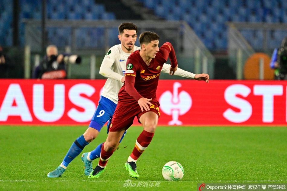 比赛结束后，罗马球员们手挽着手，走向看台，与始终不离不弃的主场球迷一同欢庆这来之不易的晋级时刻。