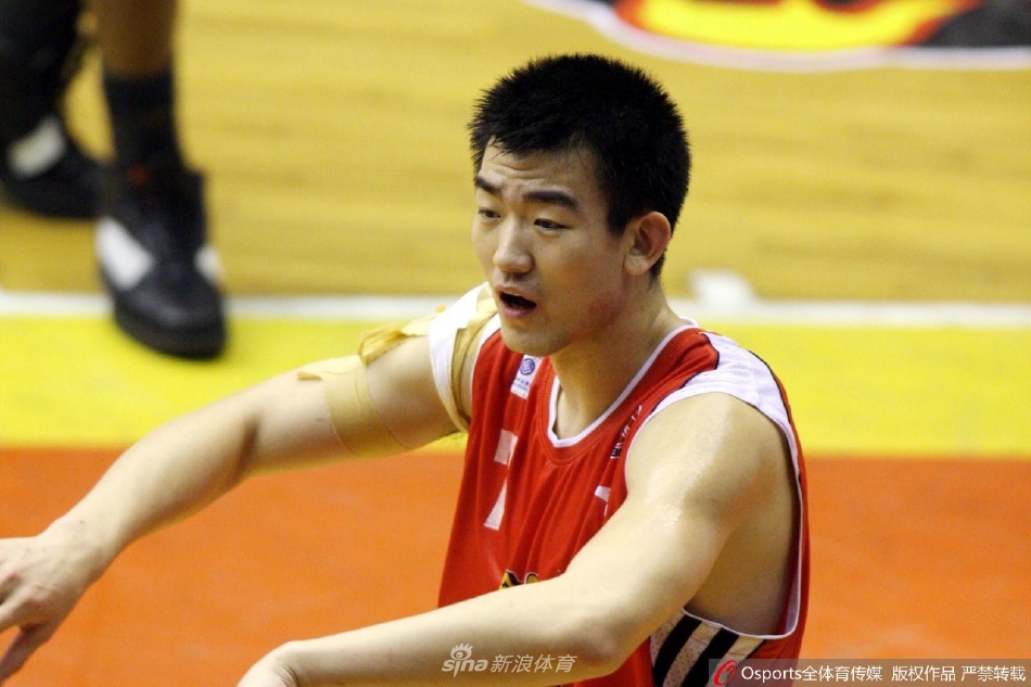 王博在广厦时期的赛场上奋力拼抢,倒地瞬间依然紧盯着篮球,那股拼劲是连接他球员与教练生涯的精神纽带