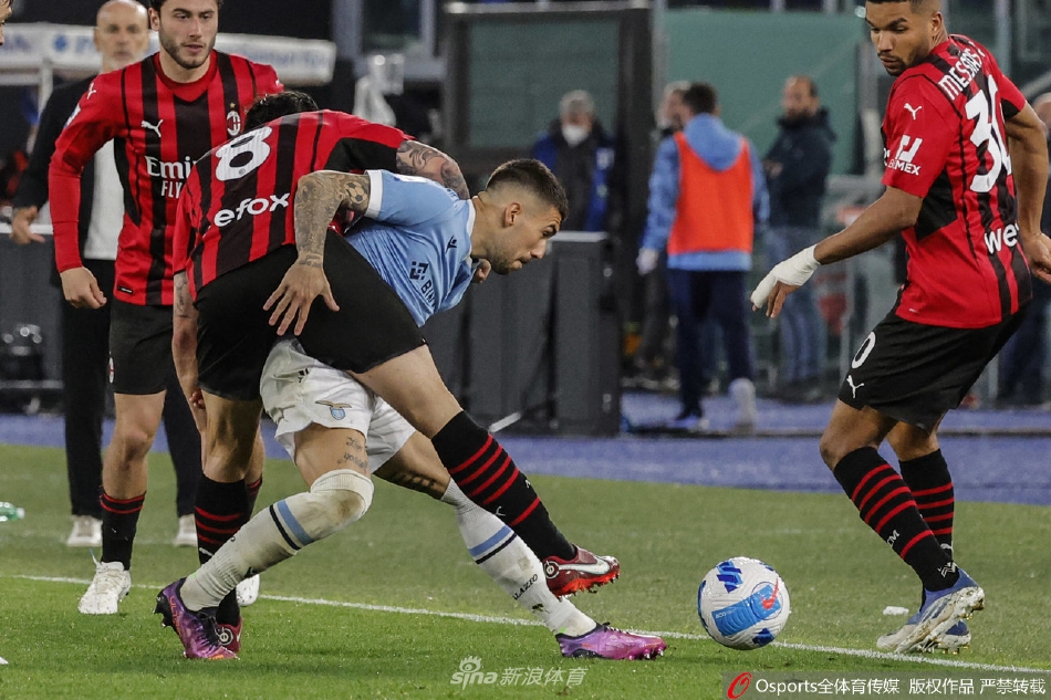 赛前，AC米兰众将在奥林匹克球场绿茵上围拢成圈，彼此搭肩低头，进行着最后的战斗动员，气氛凝重而坚定。