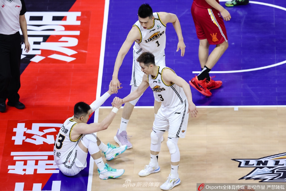 更衣室里，杨鸣指导被队员们用香槟喷得睁不开眼，他双手抱头躲闪却难掩满脸的笑意，身后的郭艾伦和赵继伟正拿着香槟瓶“猛烈进攻”