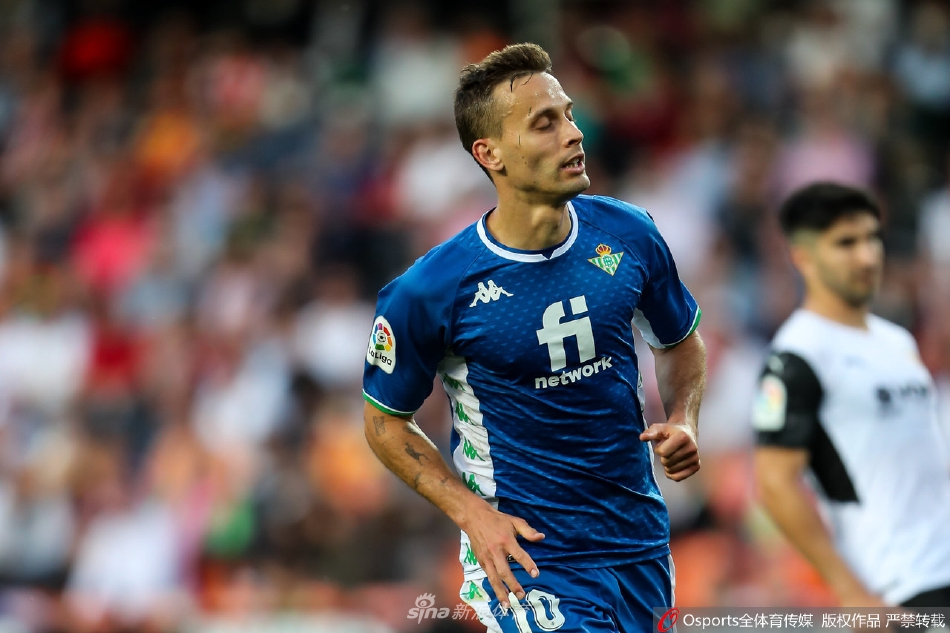 瓦伦西亚门将马马尔达什维利面对穿裆进球无奈跪地，尽显沮丧