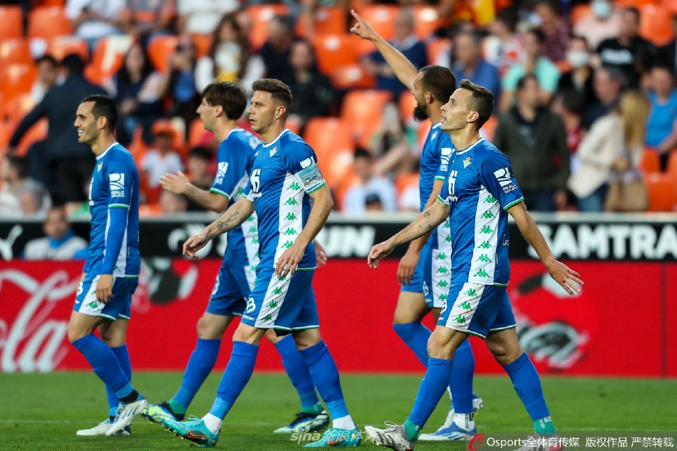 终场哨响，瓦伦西亚球员低头黯然退场，贝蒂斯球员欢呼胜利