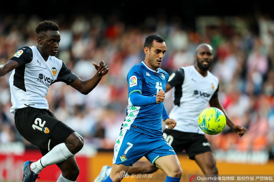 皇家贝蒂斯核心卡纳莱斯冷静观察全场，策划球队致命攻势