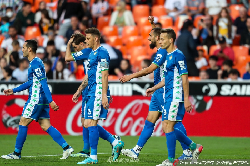 瓦伦西亚球员在比赛尾声茫然望向记分牌，眼神中充满失落与不解