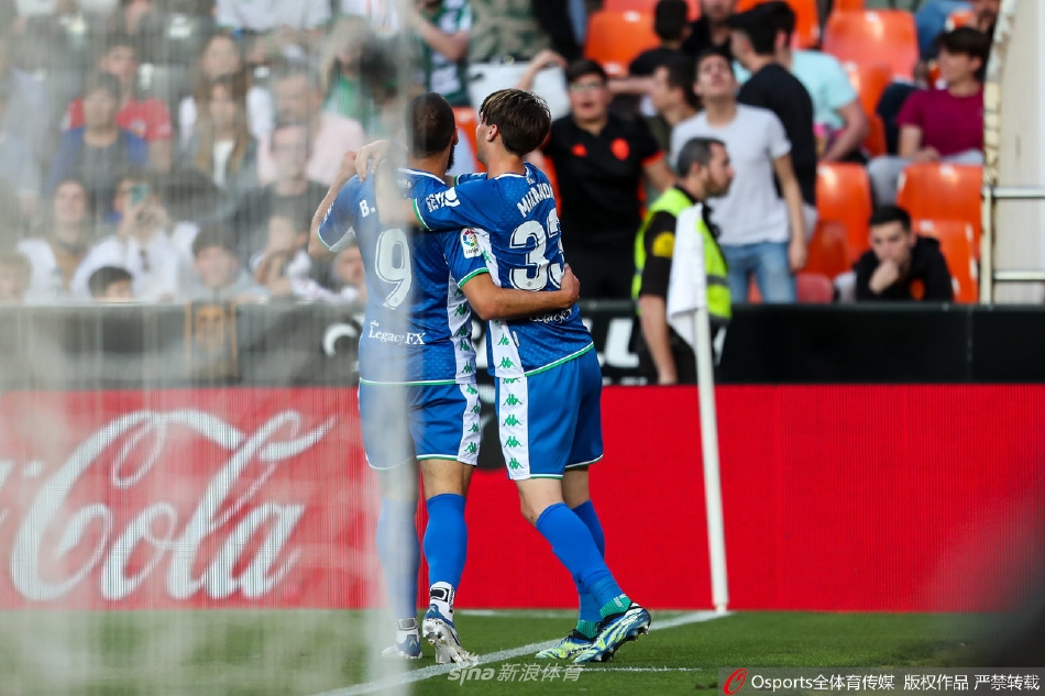 贝蒂斯前锋伊格莱西亚斯激情滑跪庆祝，锁定胜局后与队友相拥