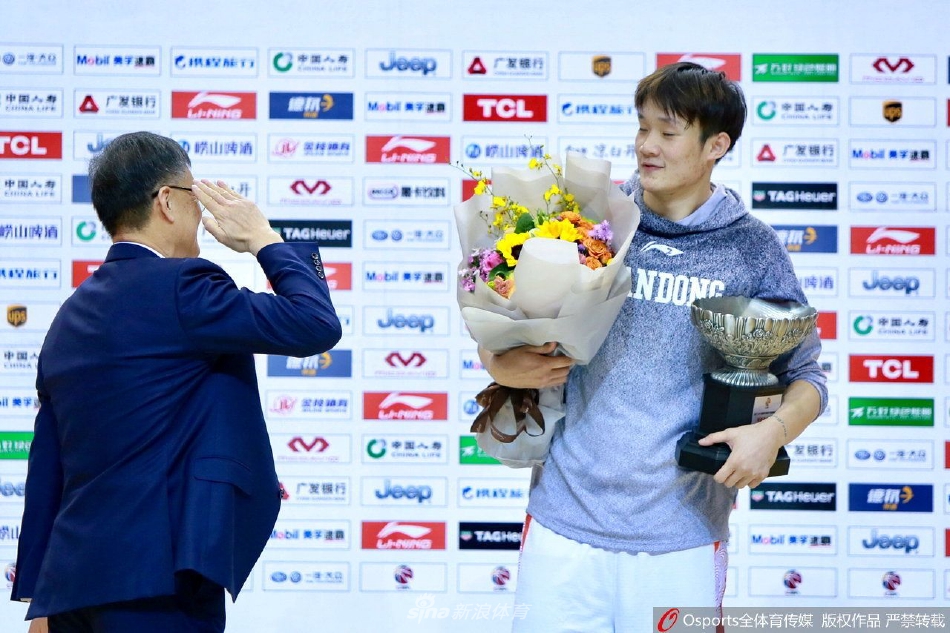 丁彦雨航在防守端送出一记钉板大帽，展现了他被低估的防守能力和出色的运动天赋，激情与血性在这一刻显露无遗。