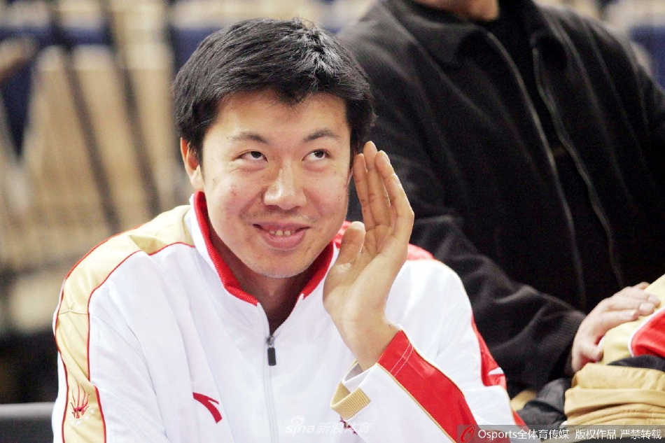 历经风雨后重返国家队的王治郅,身披14号战袍在广州亚运会夺冠后,队友们将所有的金牌都挂在他的脖子上,全体队员向他顶礼膜拜