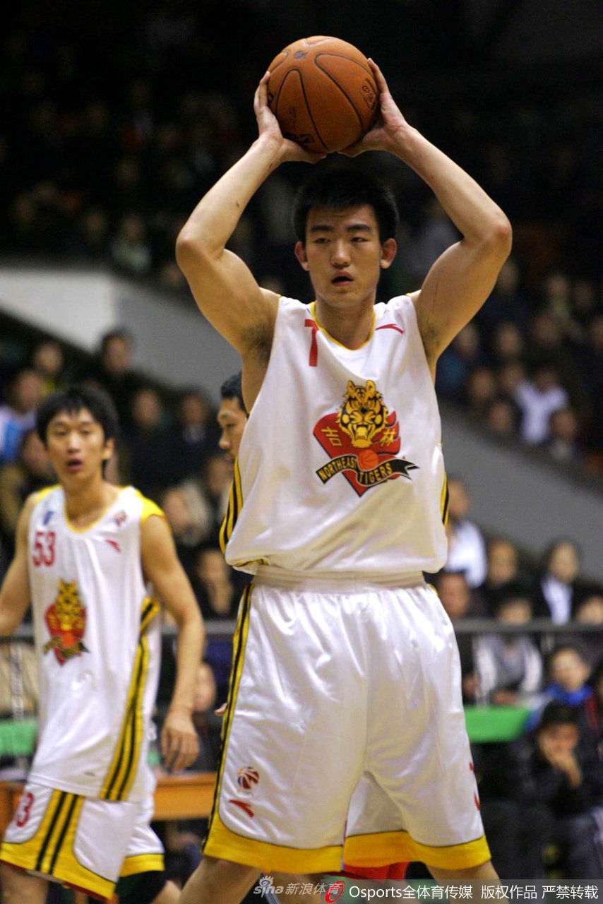 球员时代王博在吉林队主场持球进攻,面对防守球员他神情专注,仿佛随时要撕裂对手防线