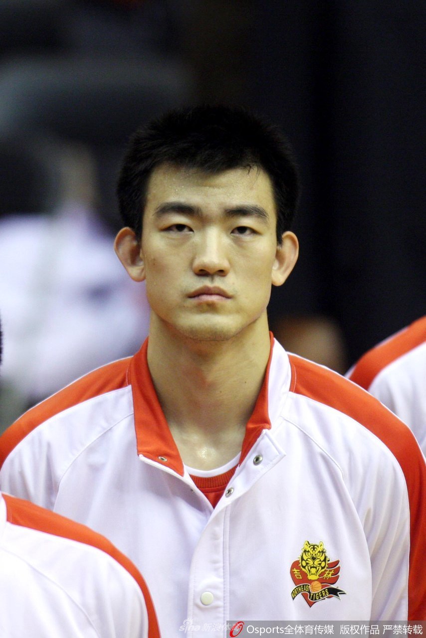 王博身穿老款球衣在比赛中卡位要球,手臂肌肉线条分明,展现了职业球员扎实的身体素质