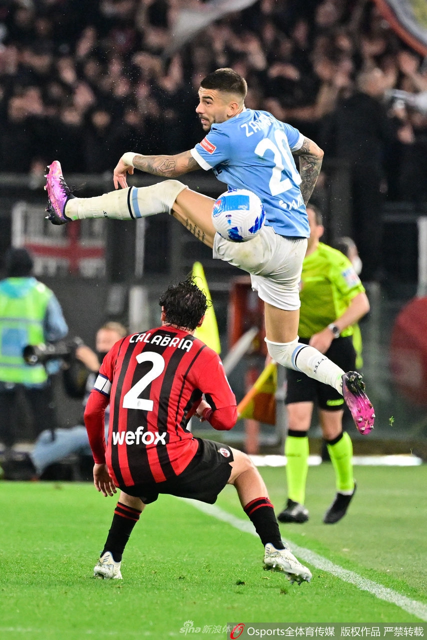 看台上一位AC米兰小球迷身穿伊布球衣，手捂脸颊，眼神中充满了难以置信的激动与喜悦，他是红黑军团传承的缩影。