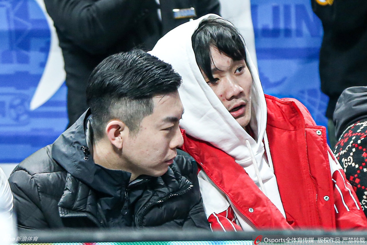 孙悦在进行腰部核心力量训练，表情坚毅，汗水浸湿了训练服